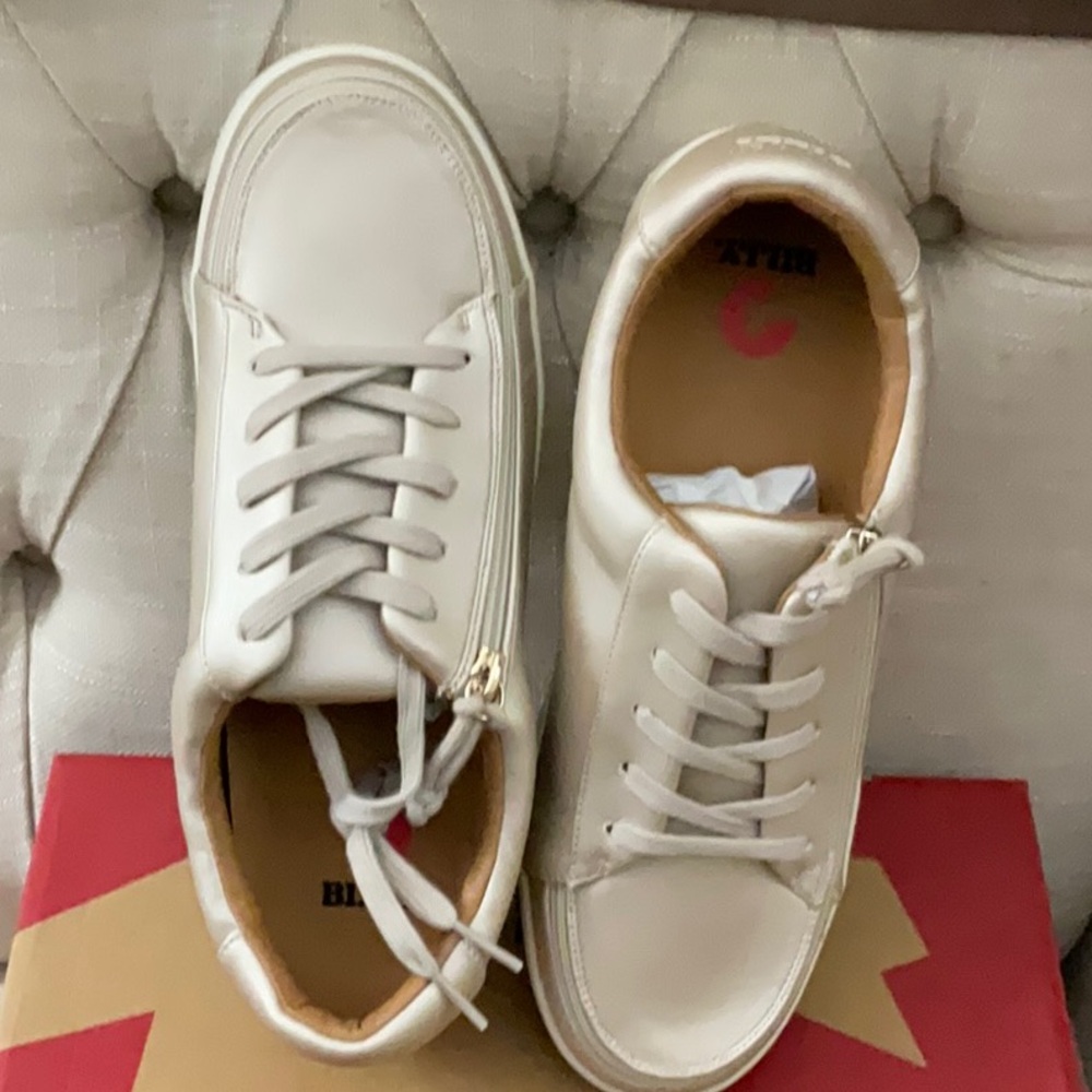 Billy Sneaker II Zip around Champagne Metallic Women’s size 9.5